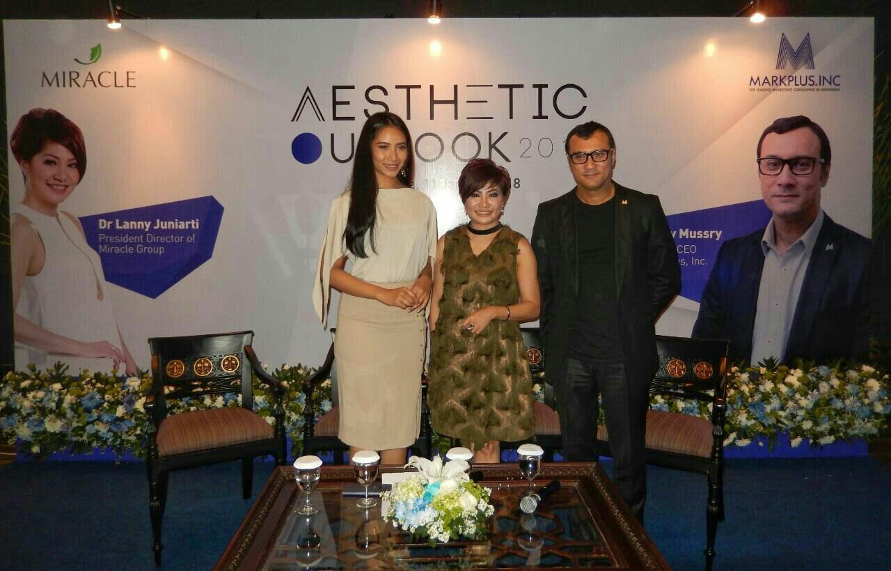 Deputi CEO Markplus Inc, Jacky Mussry (kanan) bersama Founder & President Director Miracle Aesthetic Clinic Group, dr Lanny Juniarti Dipl.AAAM (tengah) pada acara Aesthetic Outlook 2018 di Jakarta, Kamis (11/1/2018).