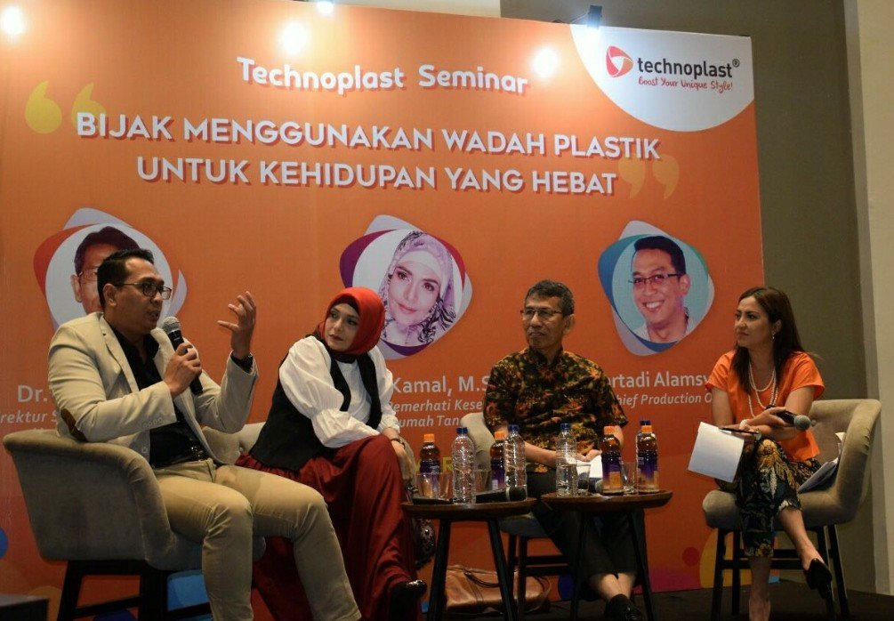 Hartadi Alamsyah, Vice Chief Production Officer Technoplast (paling kiri)